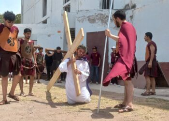 Más de 600 ciudadanos participan en el Viacrucis de Los Mochis, Sinaloa  – NR | NOTICIAS