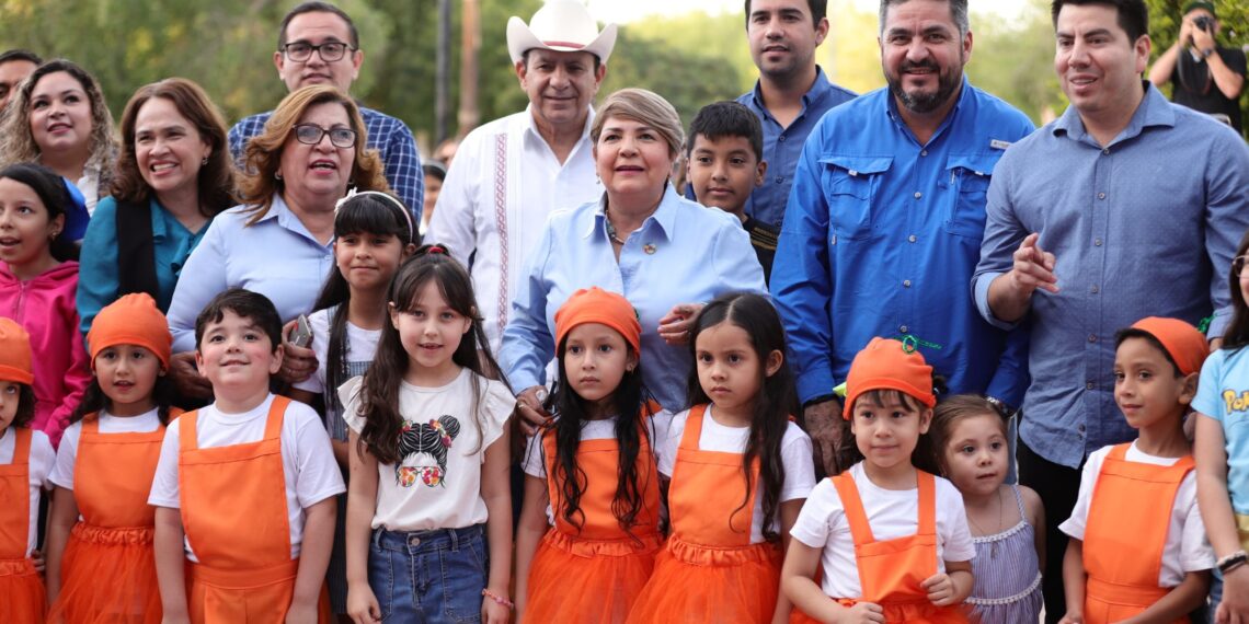 El Centro Cultural Guasave se ilumina de azul; la alcaldesa pide a funcionarios generar espacios para apoyar a la población autista y sus familias