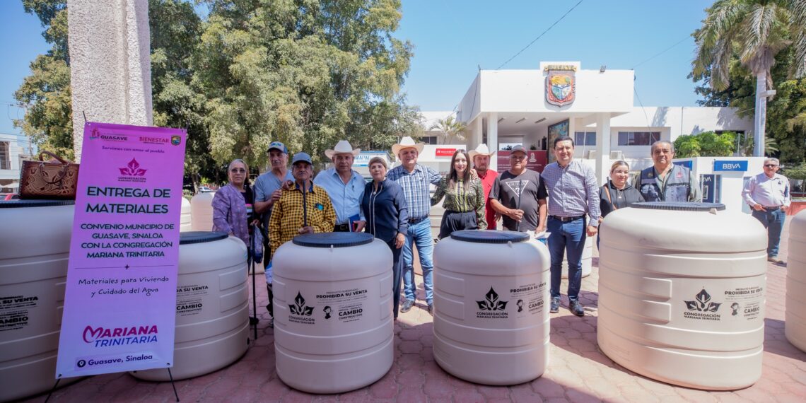 La alcaldesa de Guasave entrega tinacos subsidiados; apoyan a familias en la crisis de la sequía