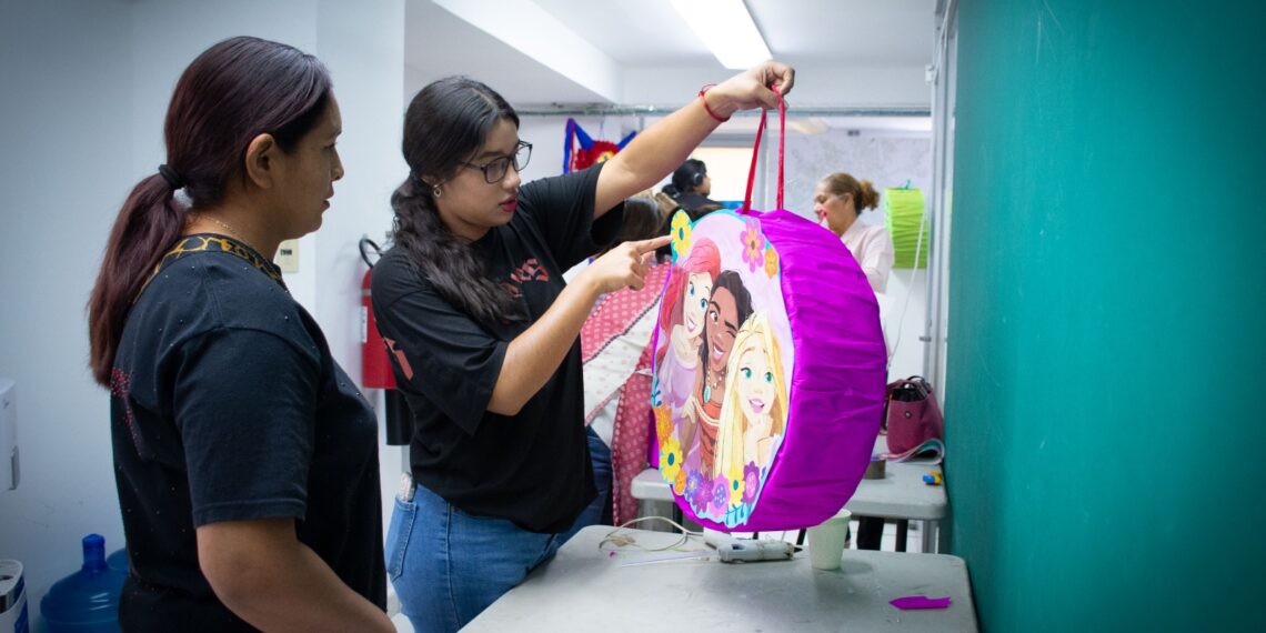 Éxito total en el taller de elaboración de piñatas de la Dirección de Participación Ciudadana