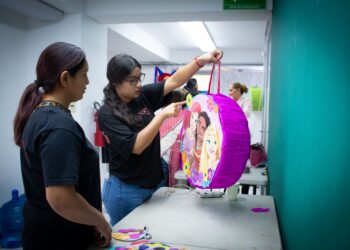 Éxito total en el taller de elaboración de piñatas de la Dirección de Participación Ciudadana