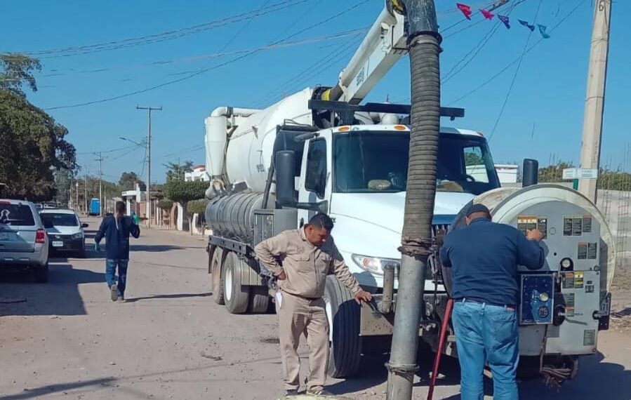 JAPAMA realiza labores de desazolve en el ejido Flores Magón