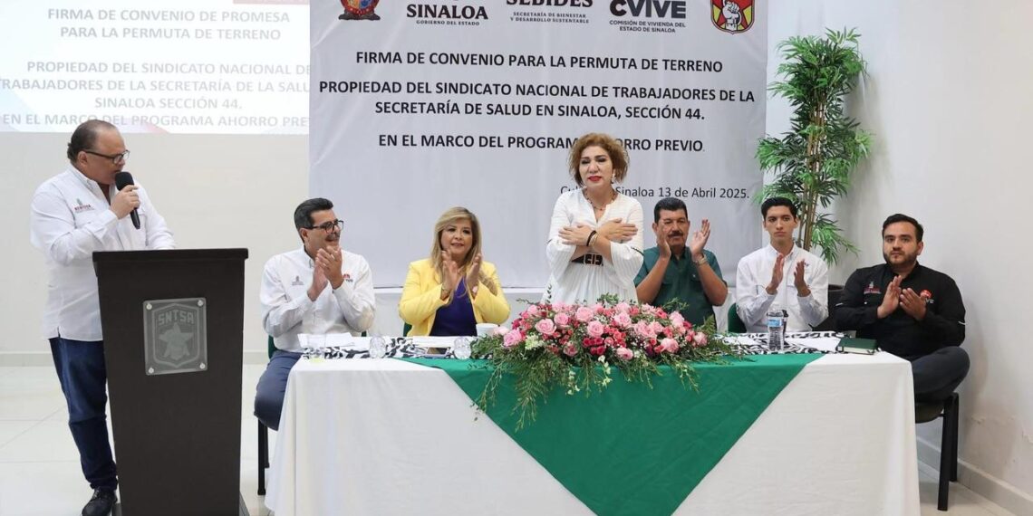 Primeras familias beneficiarias del programa de Ahorro previo, firman convenio con autoridades: SEBIDES