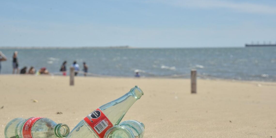 Por seguridad exhorta autoridad a no introducir botellas de vidrio a los centros recreativos