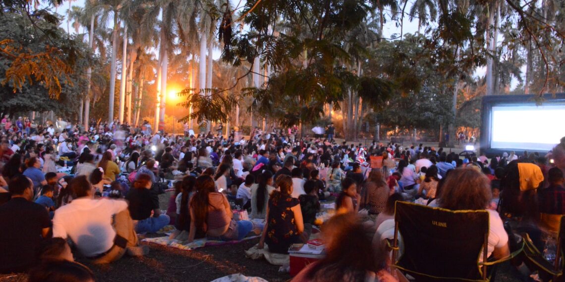 Parque Sinaloa celebra a los niños con cine al aire libre.