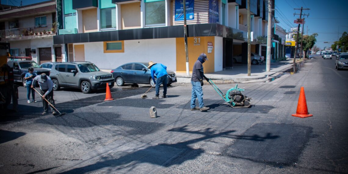 Calles más seguras y transitables gracias al bacheo diario en Culiacán