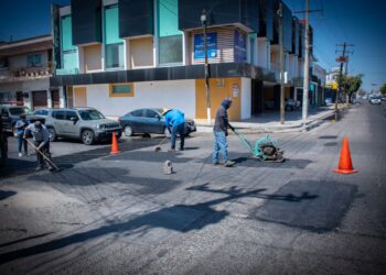 Calles más seguras y transitables gracias al bacheo diario en Culiacán