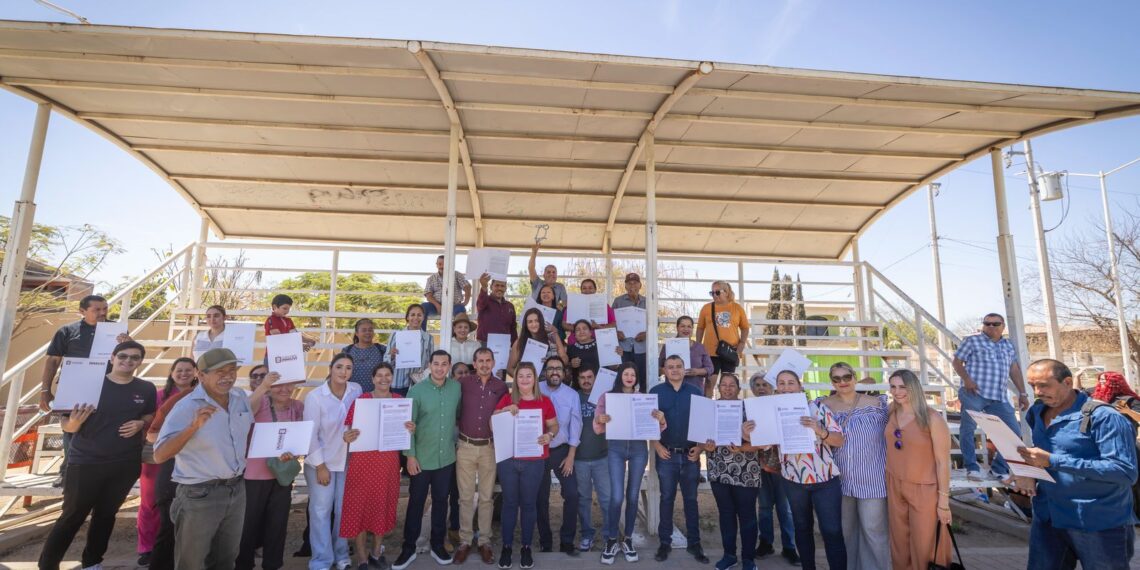 Juan de Dios Gámez entrega títulos de propiedad y escrituras a familias del sector norte de Culiacán