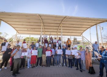Juan de Dios Gámez entrega títulos de propiedad y escrituras a familias del sector norte de Culiacán