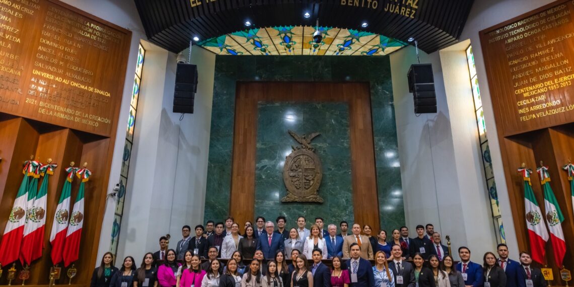 “En ustedes descansa el presente y futuro de nuestra democracia”, expresa el gobernador Rocha al instalar el Parlamento Juvenil