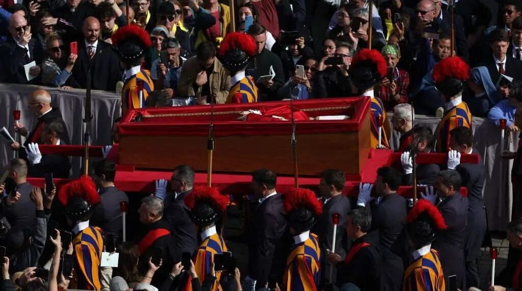 Histórica despedida: 250 mil personas honran al Papa Francisco