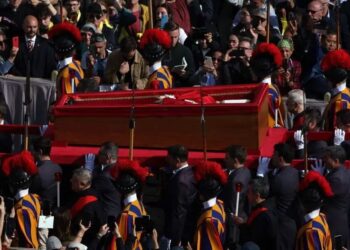 Histórica despedida: 250 mil personas honran al Papa Francisco