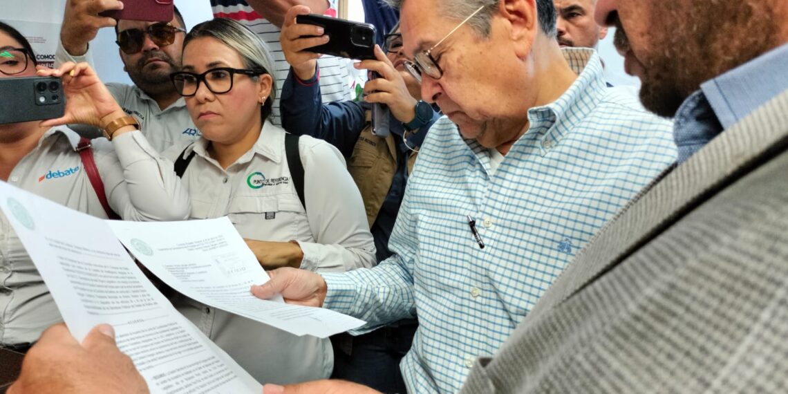 Entregan notificación de inicio de juicio a Gerardo Vargas