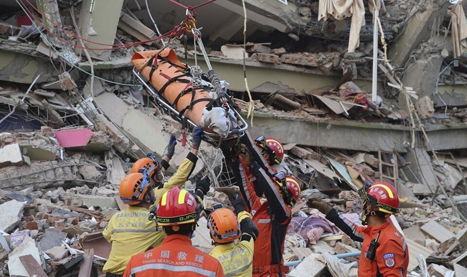 Hay más de 2 mil muertos tras terremoto en Myanmar; detectan sobrevivientes entre escombros de Bangkok