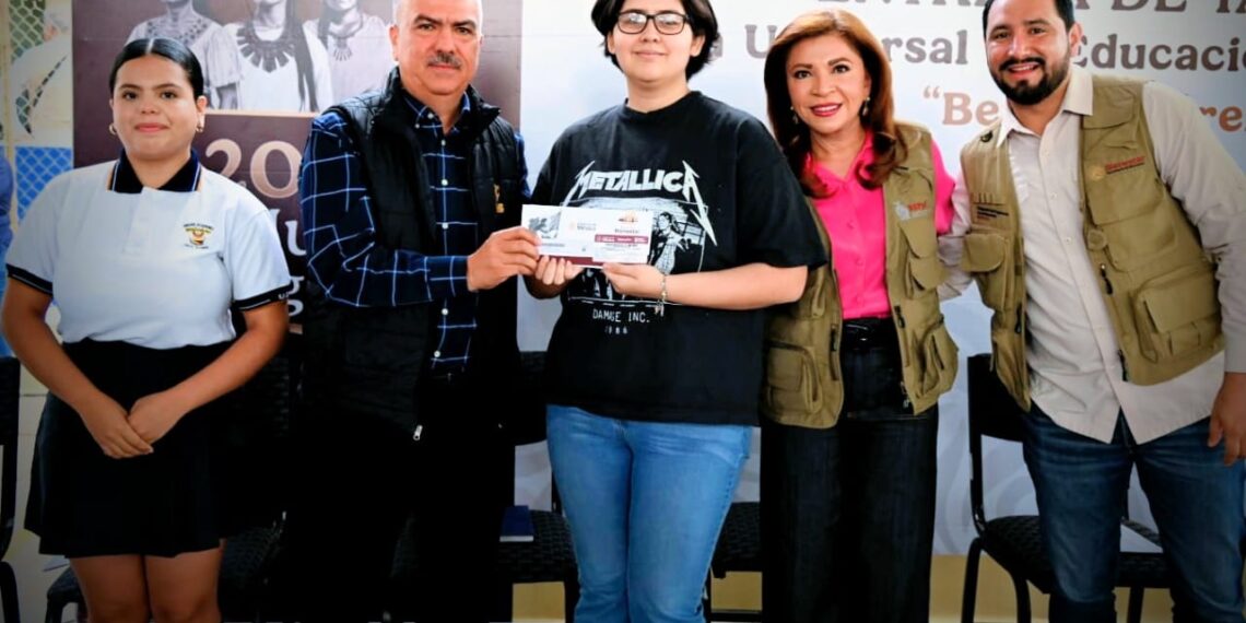 Comienza la UAS la entrega de tarjetas bancarias del programa de Beca Universal “Benito Juárez” en la Preparatoria Dr. Salvador Allende