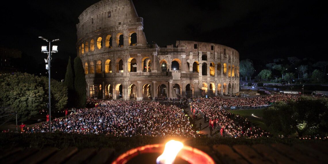 Meditaciones del papa Francisco guían el Vía Crucis en Roma sin su presencia
