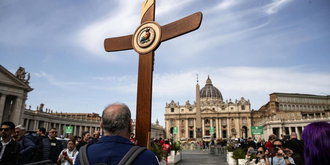 La muerte del primer papa latinoamericano tiñe de luto y tristeza la Plaza de San Pedro