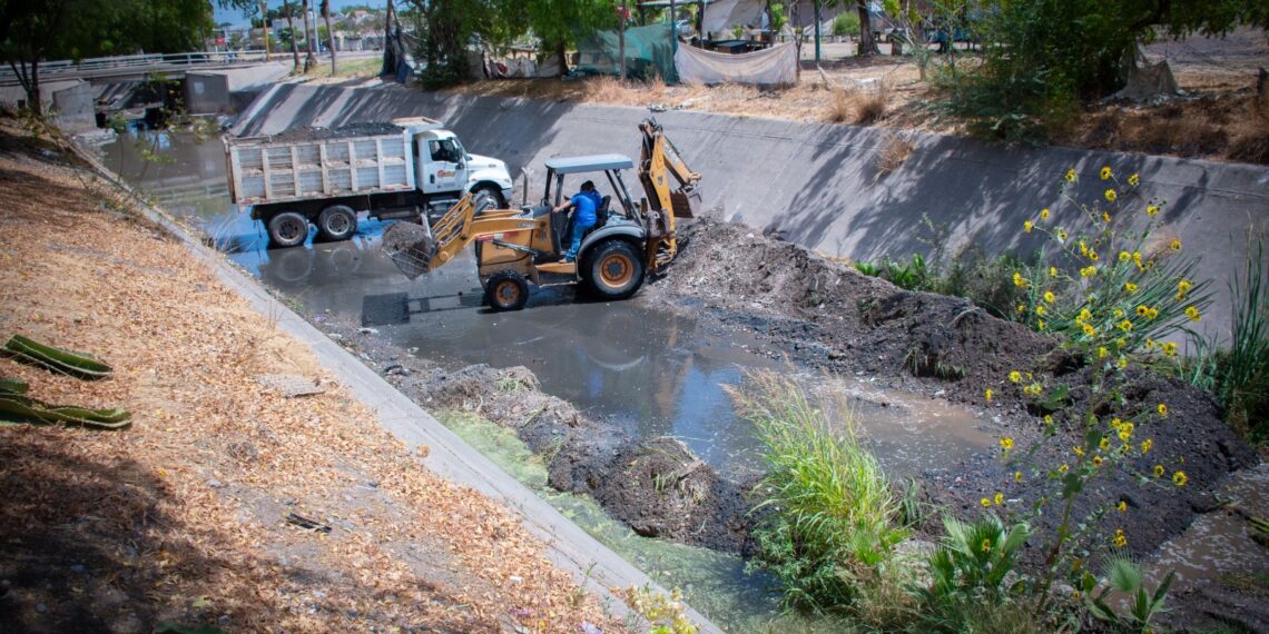 Realizan limpieza y desazolve de pluviales en distintos puntos de Culiacán