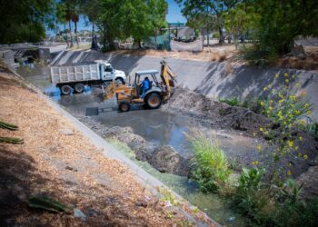 Realizan limpieza y desazolve de pluviales en distintos puntos de Culiacán