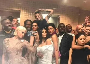 P. Diddy habría sido sorprendido con una Kardashian en un baño durante la Met Gala, según periodista