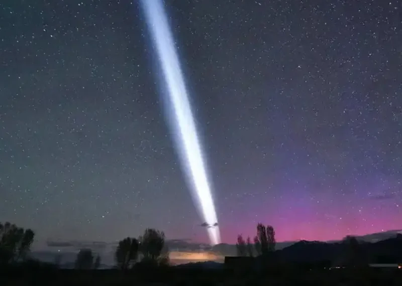 ¿Un ovni? Misterioso rayo blanco aparece en cielo nocturno en EU