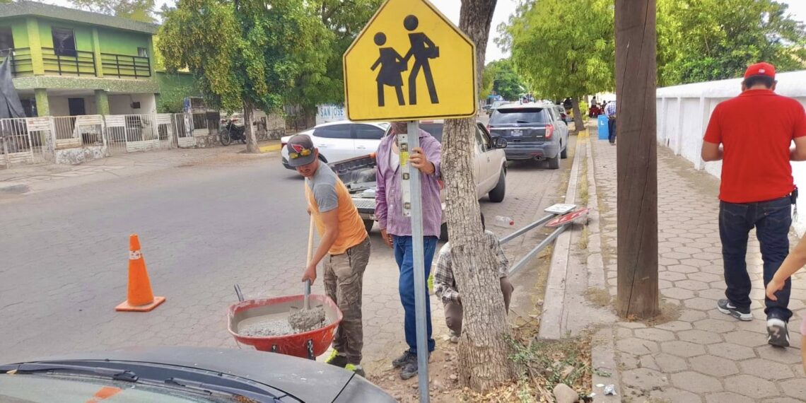 Instalan señalética vial en El Fuerte para mejorar la movilidad y seguridad