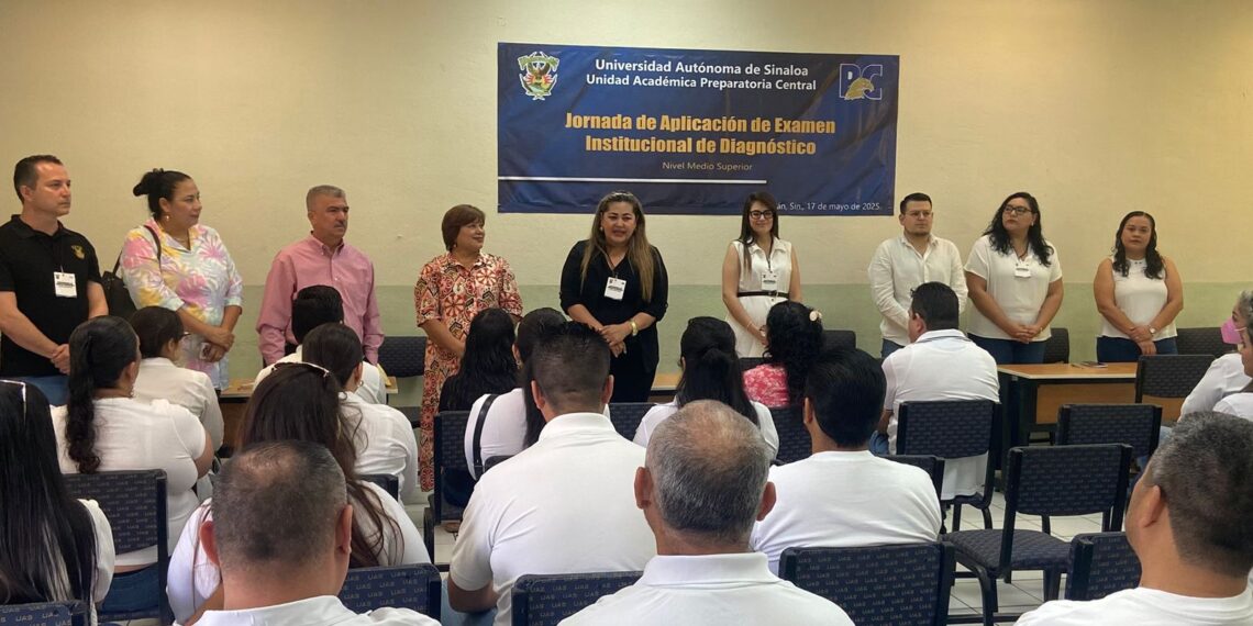 ¡Madrugaron! Emocionados y confiados en su esfuerzo, aspirantes a las preparatorias de la UAS en el centro de Culiacán, llegaron muy temprano