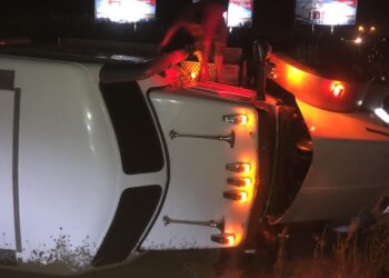 Tráiler se vuelva en la autopista Mazatlán-Culiacán