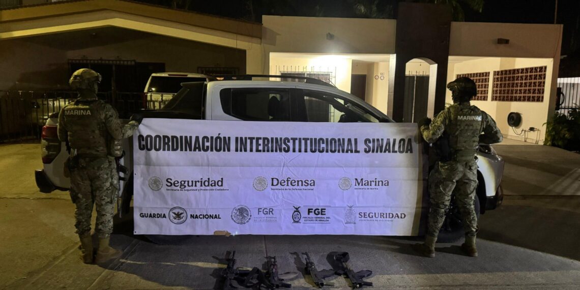 Aseguran camioneta, armamento y municiones en Ahome