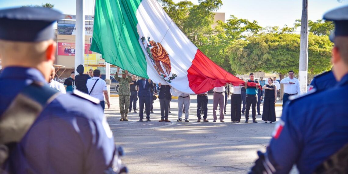 Alcaldía de Ahome conmemora el Día del Trabajo con izamiento de la bandera