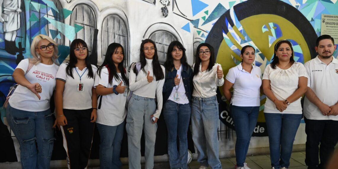 Comprometida con la construcción de paz, la UAS develan murales de paz en la Preparatoria Central Diurna.