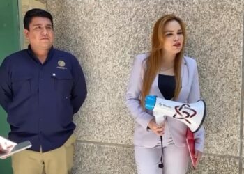VIDEO | Con megáfono en mano, llega Paola Gárate al Congreso; prepara denuncia por censura