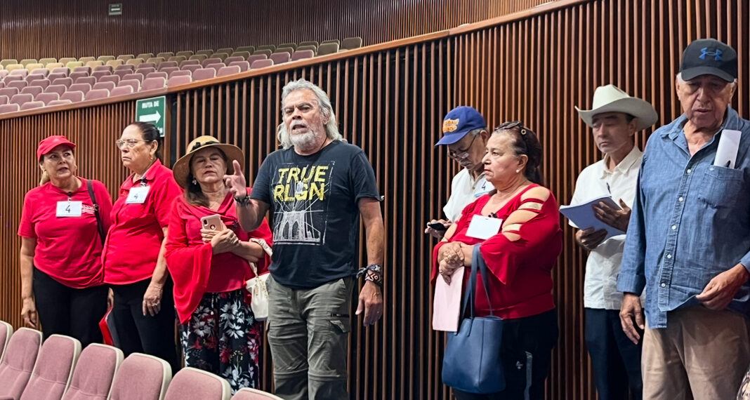 Protesta ‘Somos Más que 53’ en el Congreso en respaldo a la CNTE y contra la Ley del ISSSTE