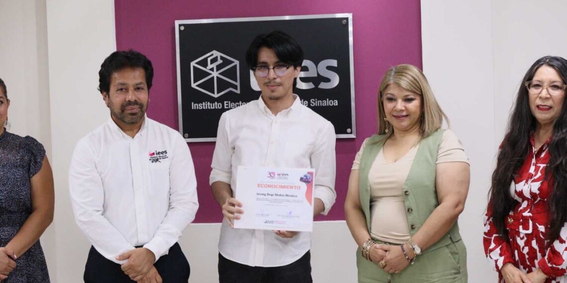 Estudiantes de la UAS reciben el premio del Primer concurso Estatal Juvenil de Artes Visuales: el uso de las nuevas tecnologías en la participación cívica de la juventud, convocado por el IIES