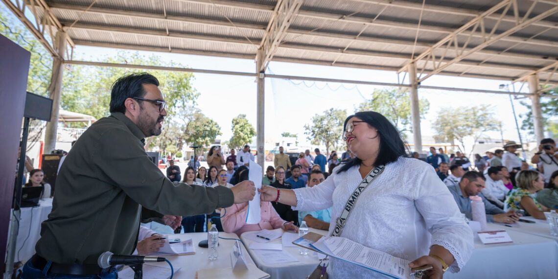 Juan de Dios Gámez atiende a la ciudadanía durante la Sesión de Cabildo Abierto en la sindicatura de Aguaruto