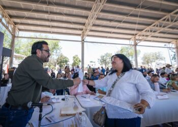 Juan de Dios Gámez atiende a la ciudadanía durante la Sesión de Cabildo Abierto en la sindicatura de Aguaruto