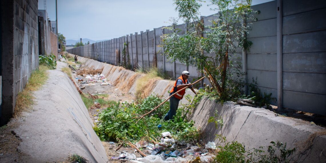 Realizan limpieza y desazolve de pluviales en distintos puntos de Culiacán