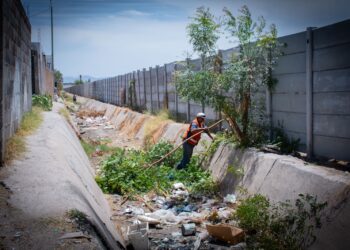 Realizan limpieza y desazolve de pluviales en distintos puntos de Culiacán