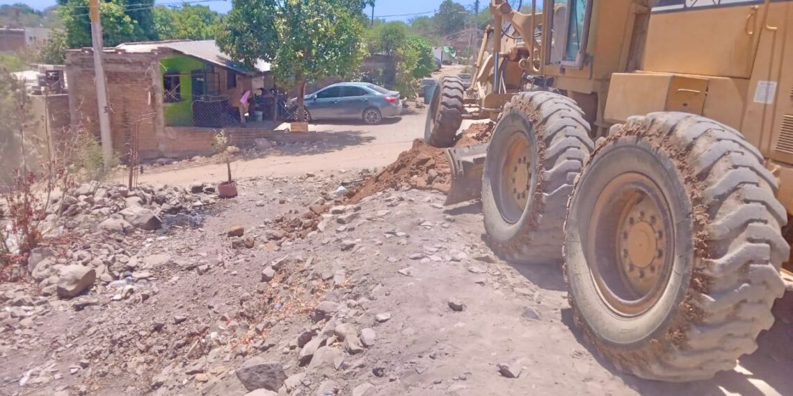 Gobierno de El Fuerte mejora vialidades en la colonia Pablo Macías Valenzuela