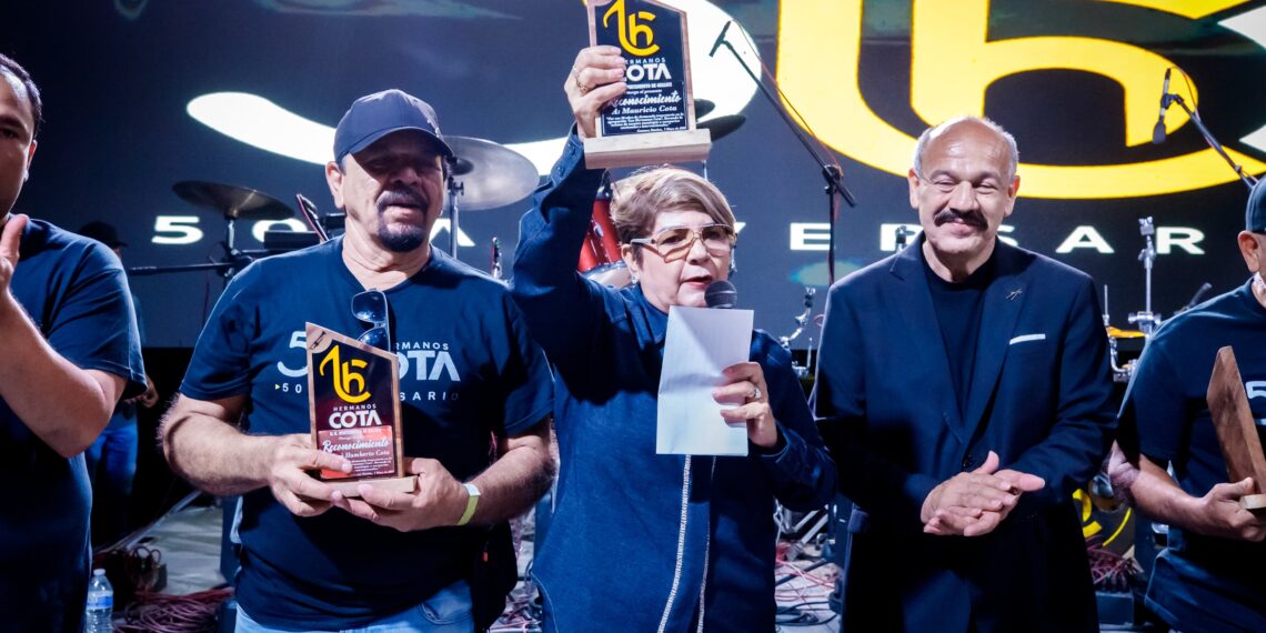 Celebran los 50 años de Hermanos Cota en el malecón de Guasave