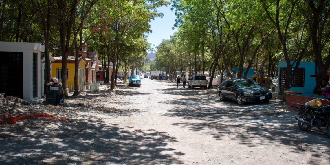 Realizan labores de limpieza en panteones de Culiacán ante el aumento de visitas por el Día de las Madres