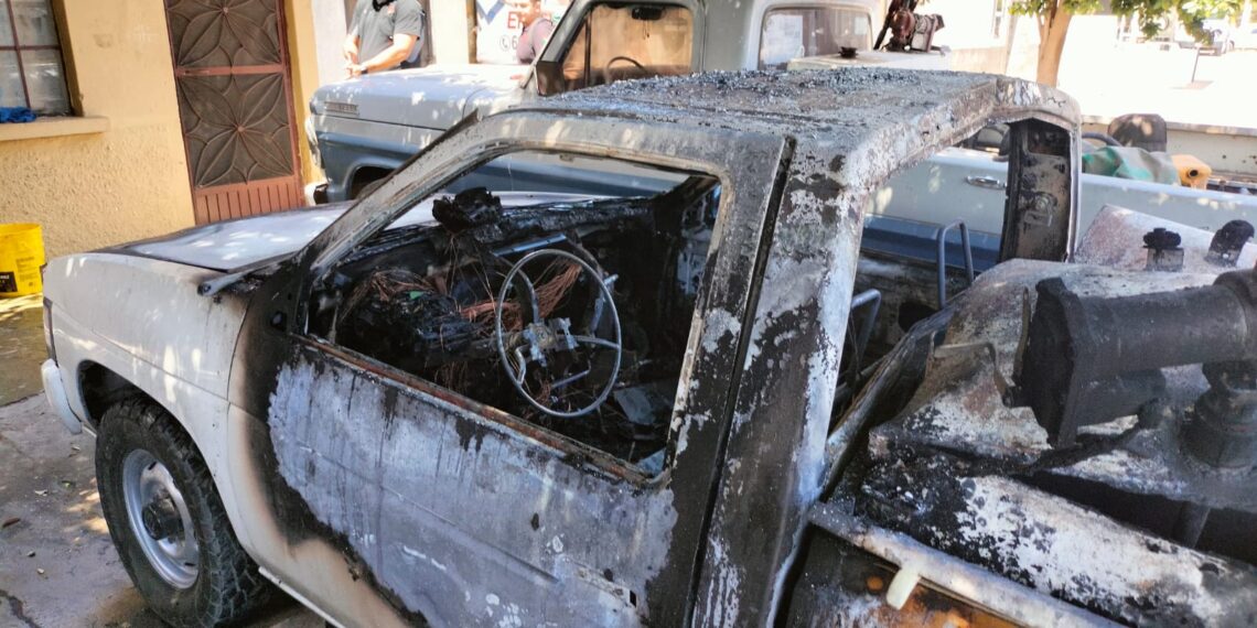 Por explosión: Camioneta se incendia en Los Mochis