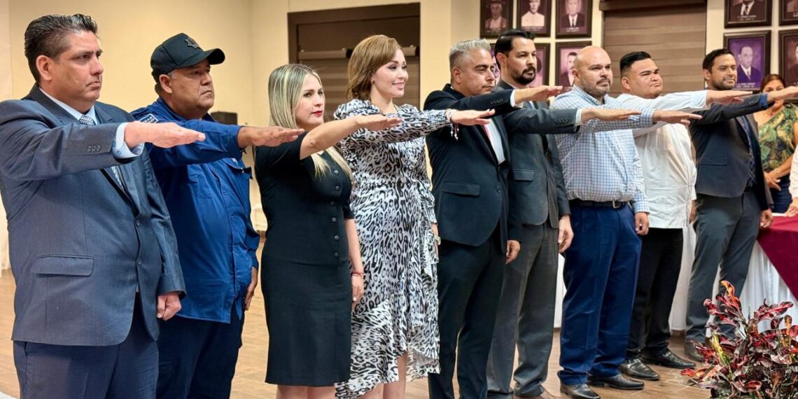 Antonio Menéndez toma protesta a miembros de su gabinete