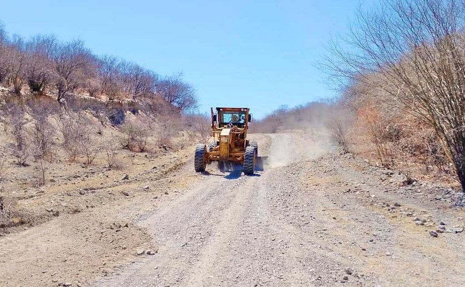 Rehabilitación caminos rurales avanza para fortalecer la conectividad en El Fuerte
