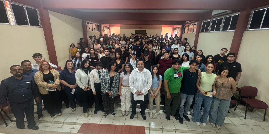 Pérez Mier conquista a la comunidad universitaria de la UAdeO con mensaje de justicia y cercanía social