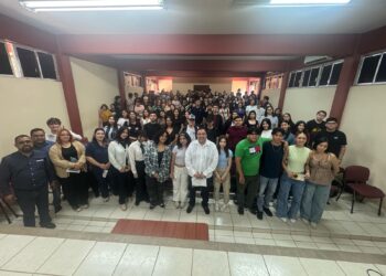 Pérez Mier conquista a la comunidad universitaria de la UAdeO con mensaje de justicia y cercanía social