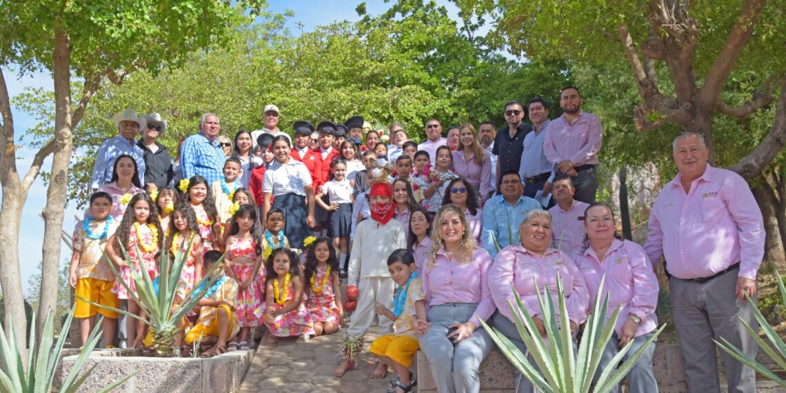 Gobierno de El Fuerte conmemora el Día del Maestro con acto cívico