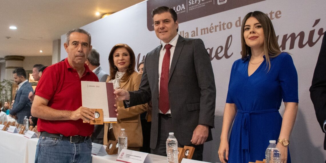 Realizan Encuentro del Magisterio Sinaloense 2025 y entregan la Medalla “Rafael Ramírez” a docentes con 28 y 30 años de servicio