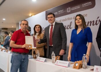 Realizan Encuentro del Magisterio Sinaloense 2025 y entregan la Medalla “Rafael Ramírez” a docentes con 28 y 30 años de servicio