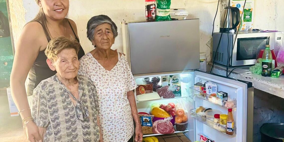 Compromiso cumplido: Alcalde Gildardo Leyva Ortega entrega refrigerador lleno de víveres a Reina del Día de las Madres